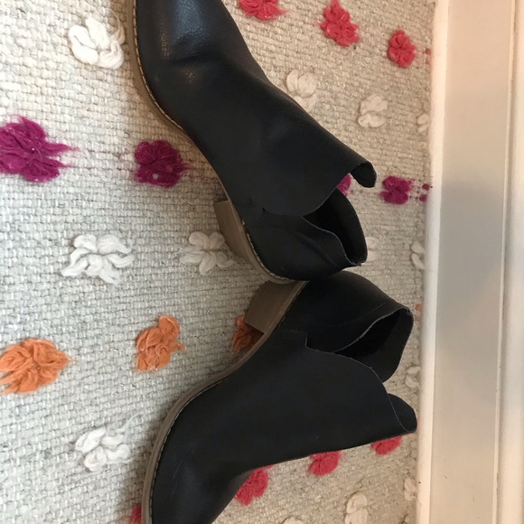 Universal Thread Booties - Picture 4 of 8